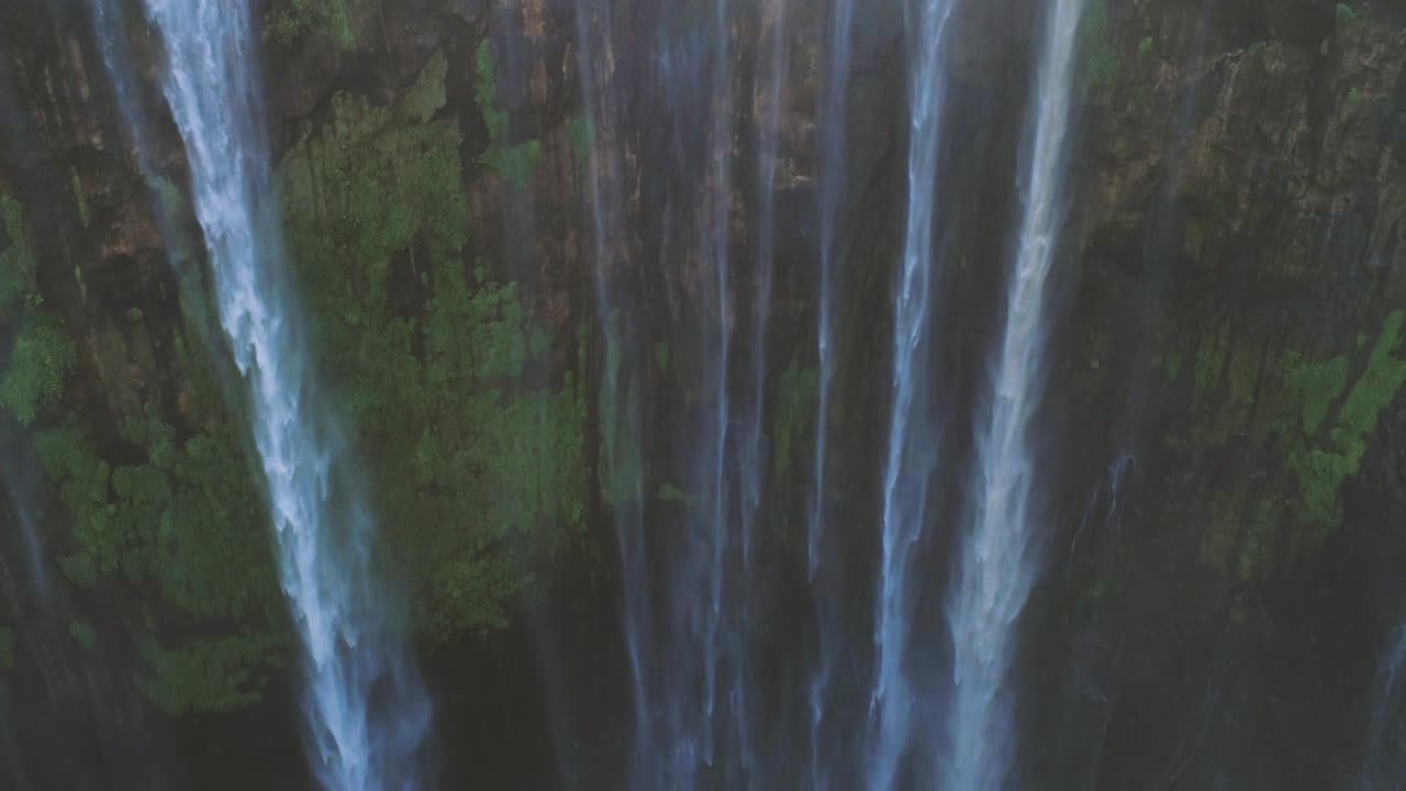 las cascadas arcoíris de tumpak sewu, vista panorámica aérea, indonesia