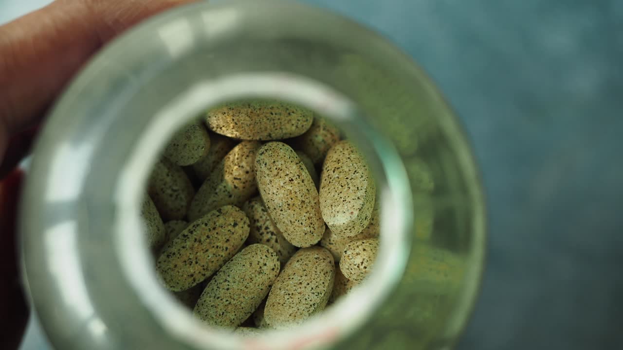 병에 담긴 약의 클로즈업