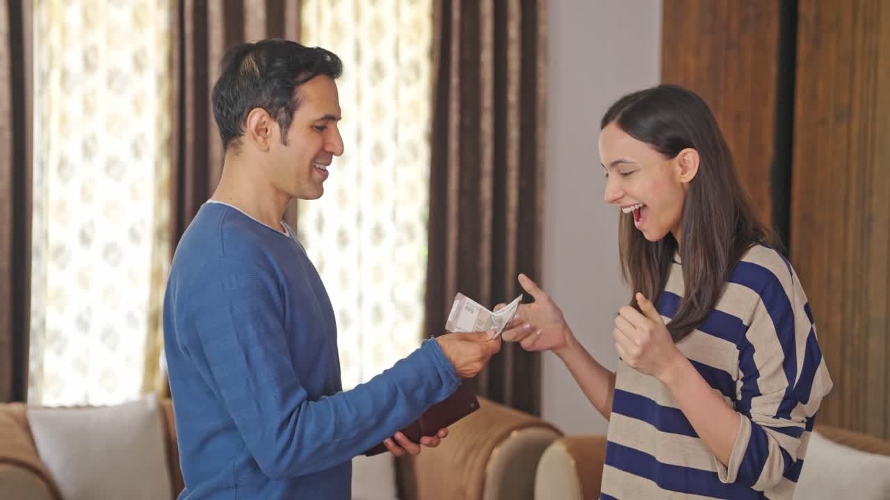 인도인 아내가 남편에게 쇼핑 돈을 부탁하면 남편은 더 적은 돈을 줍니다.