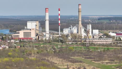 vista aérea de la central eléctrica con chimenea en konin polonia