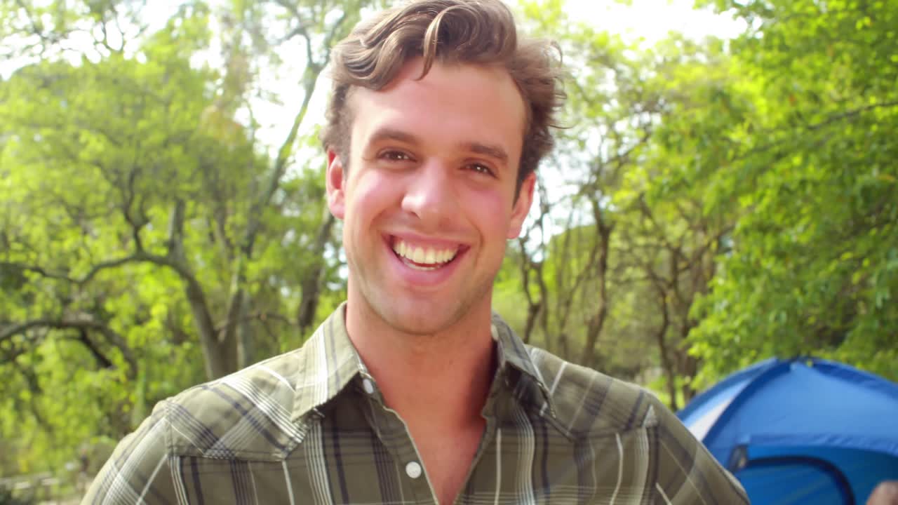 田舎のテントで幸せなカップル