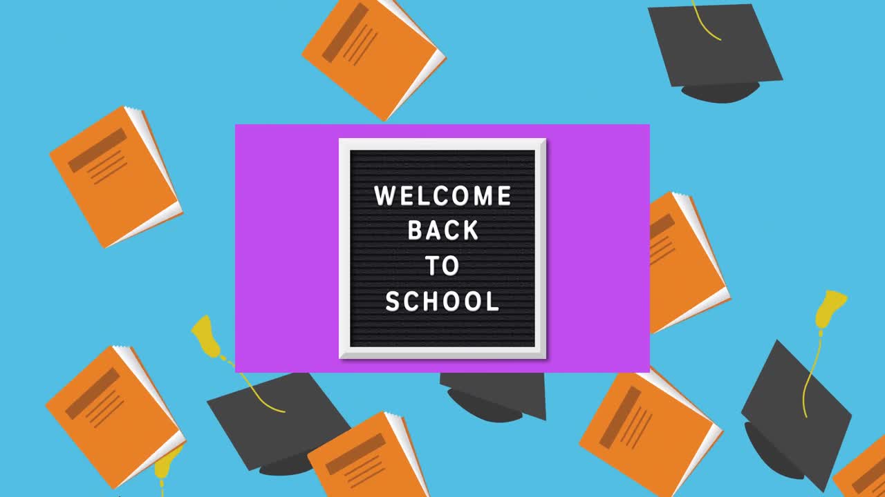 졸업 모자 와 책 아이콘 이 푸른 배경 에 나무 슬레이트 에 있는 학교 텍스트 에 다시 떨어지는