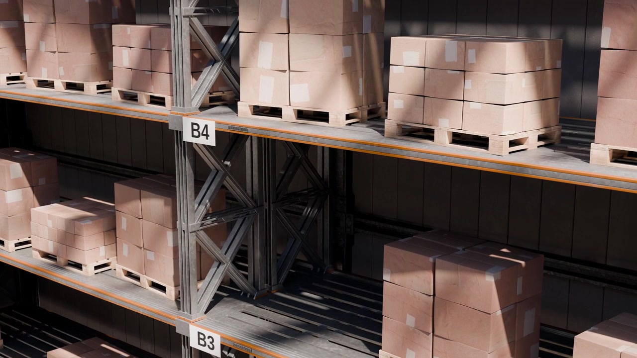 Scatole di cartone impilate su scaffalature di magazzino industriale