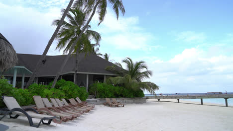 playa tropical y mar en maldivas