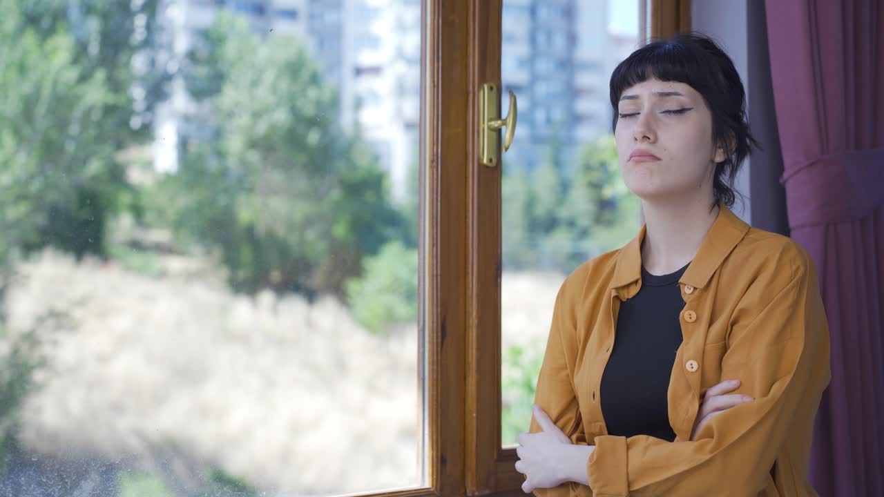 외롭고 슬픈 젊은 여성.