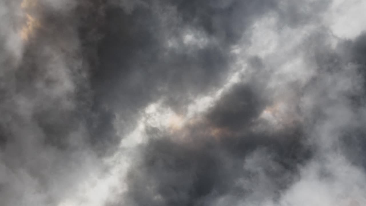 클로즈업, 관점이 어두운 적란운에 더 가까이 이동하고 있습니다.