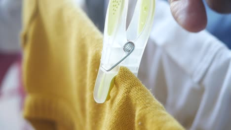 ropa secándose en un tendedero