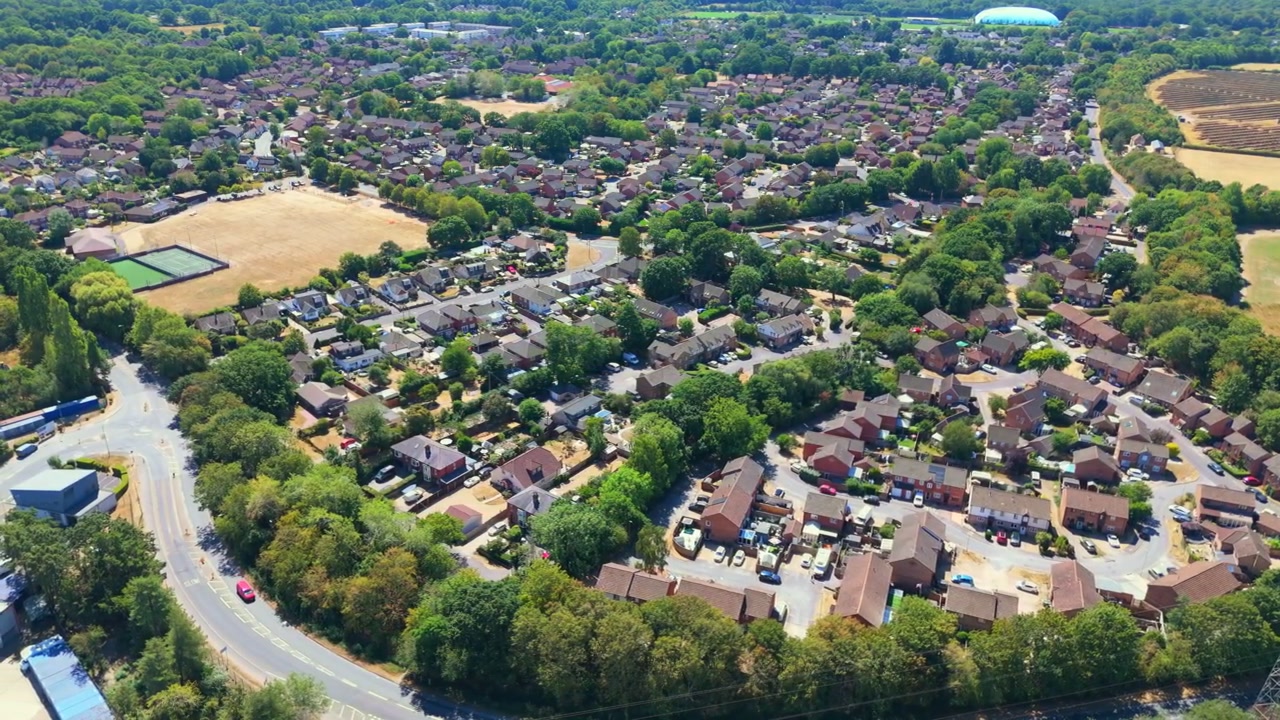 Marchwood è un villaggio dell'Hampshire sul Southampton Water, vicino alla New Forest, che presenta complessi residenziali, cantieri navali locali e un importante porto militare in una soleggiata giornata estiva con erba secca