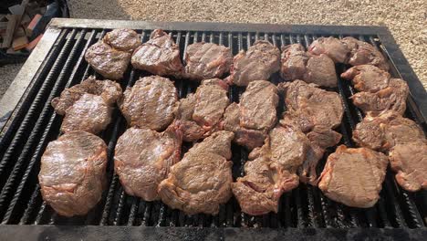 Achtzehn-Große-Rindersteaks-Garen-Auf-Einem-Heißen-Outdoor-BBQ-Rebar-Grill