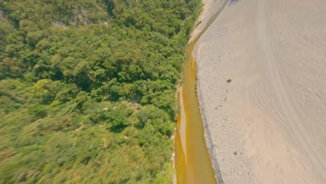 Vuelo-Aéreo-Fpv-Sobre-Río-Seco-Entre-Montañas-En-República-Dominicana-Después-Del-Caluroso-Verano---Cambio-Climático-Y-Calentamiento-Global-En-El-Planeta