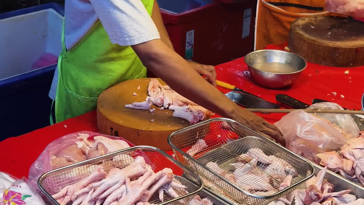 preparación de patas de pollo en un puesto de mercado