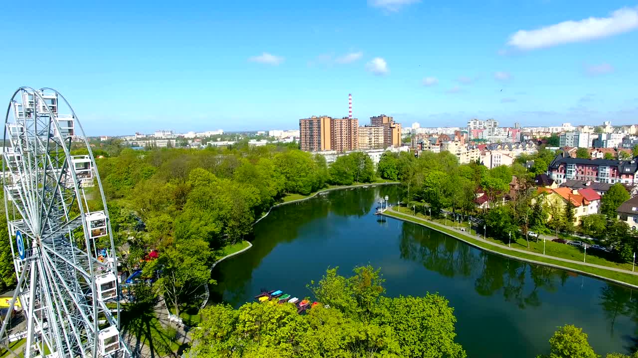 항공: 여름에 칼리닌그라드의 놀이공원