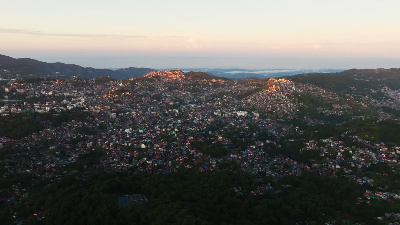 Espansione urbana sulle colline montane di Baguio, Benguet, Filippine, Sud globale