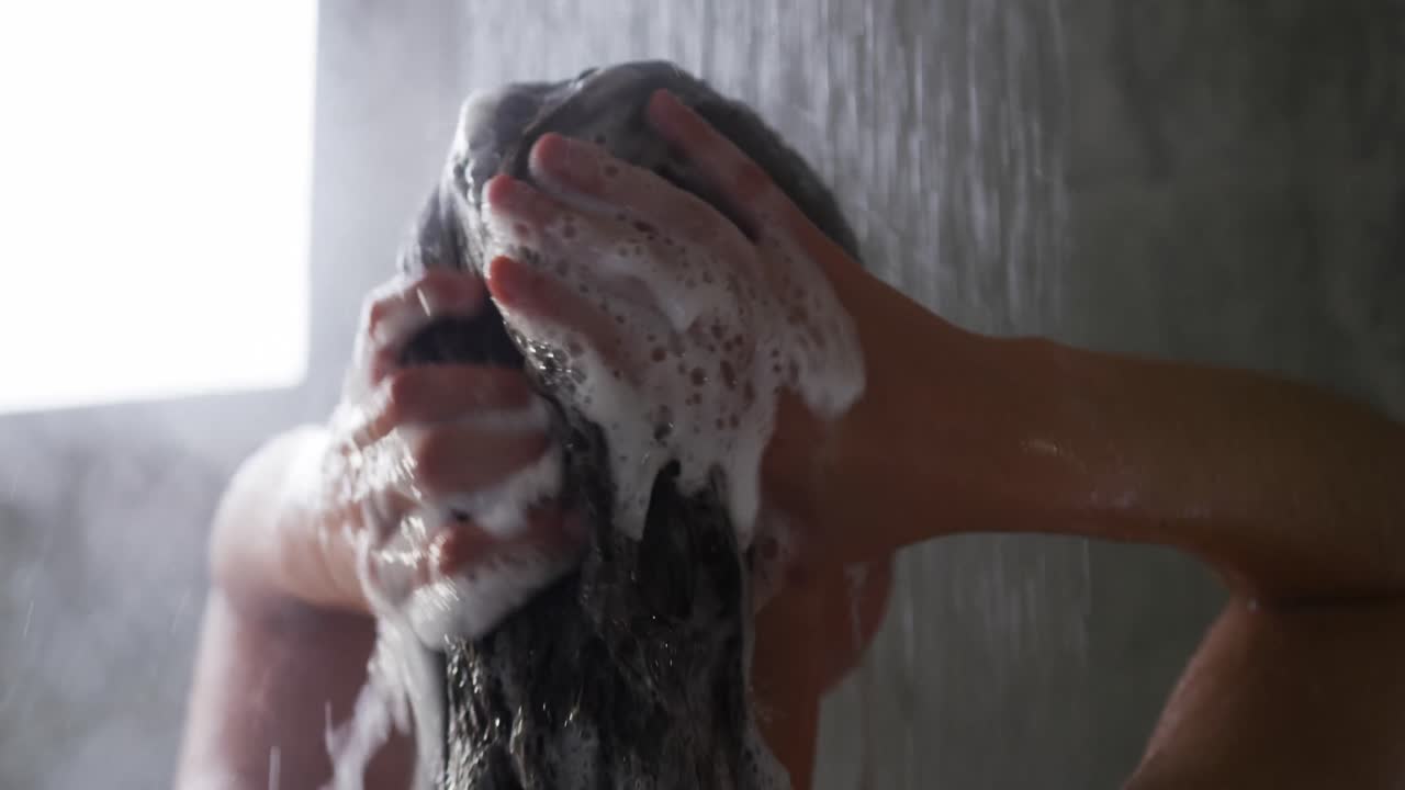 休暇を楽しんでいる若い女性