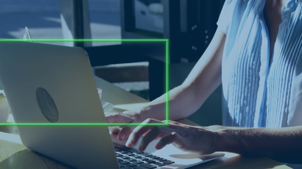 animación del marco de neón verde parpadeando sobre la mujer usando una computadora portátil