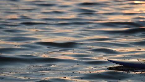 Reflejo-Del-Amanecer-En-El-Primer-Plano-Del-Agua-En-Las-Ondas-Del-Golfo-De-México-En-Un-Fondo-De-Día-De-Verano