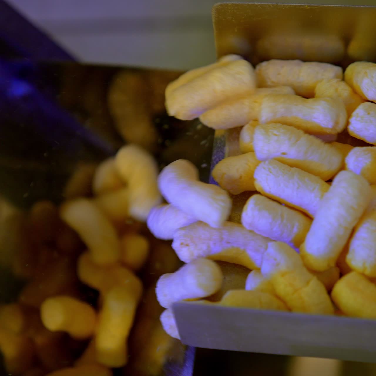 Produção de puffcorn crocante e doce. Produção industrial de palitos de milho