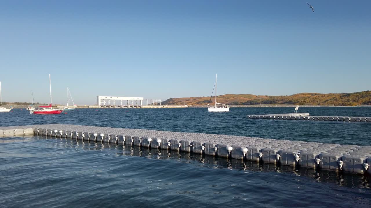 парусная лодка прибывает на озеро док дамба пан озеро призрак альберта канада