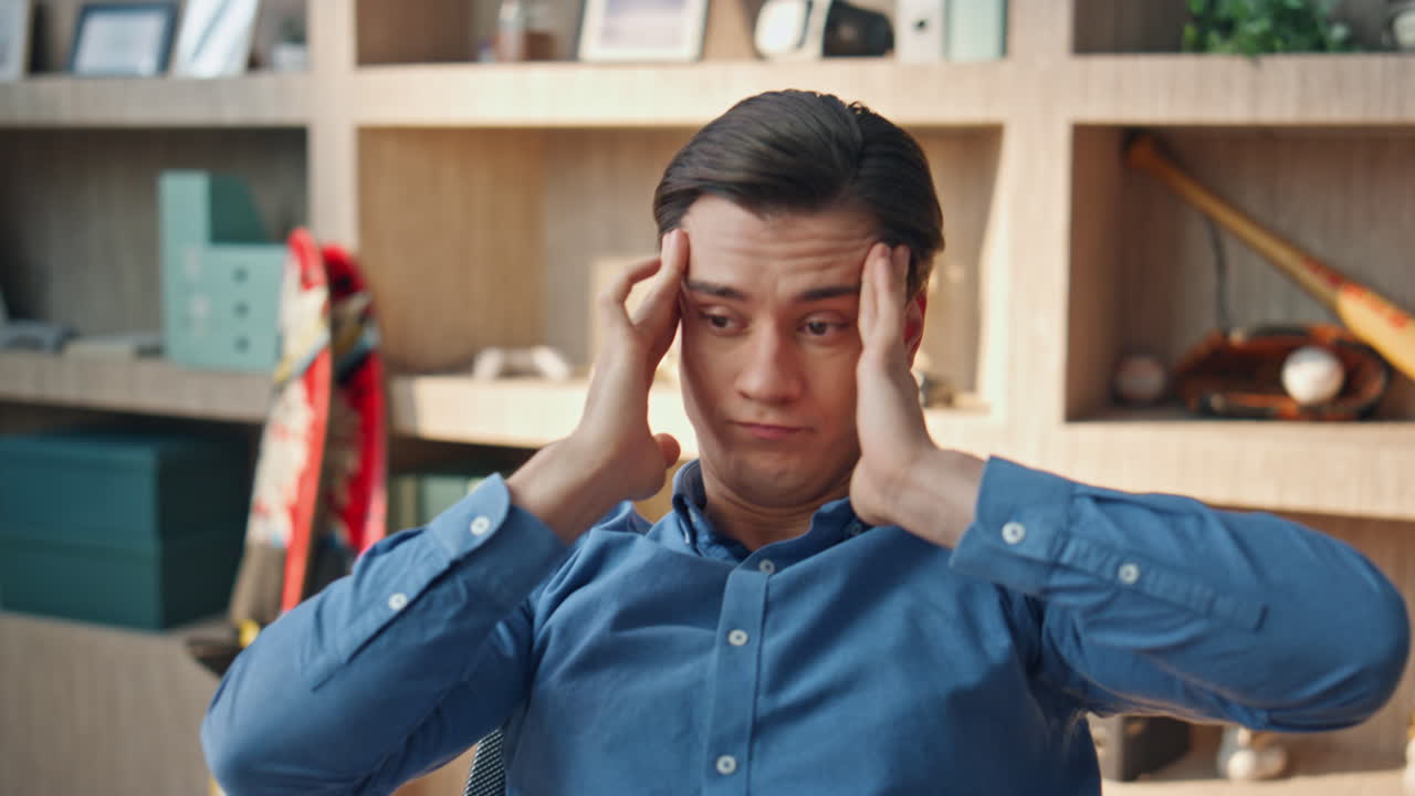 gerente de exceso de trabajo frotando los templos con dolor de cabeza oficina de cerca. hombre sufriendo