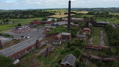 Abandonada-Vieja-Mina-De-Carbón-Cubierta-De-Maleza-Edificios-De-Museos-Industriales-Vista-Aérea-Levantamiento-Tirar-Hacia-Atrás