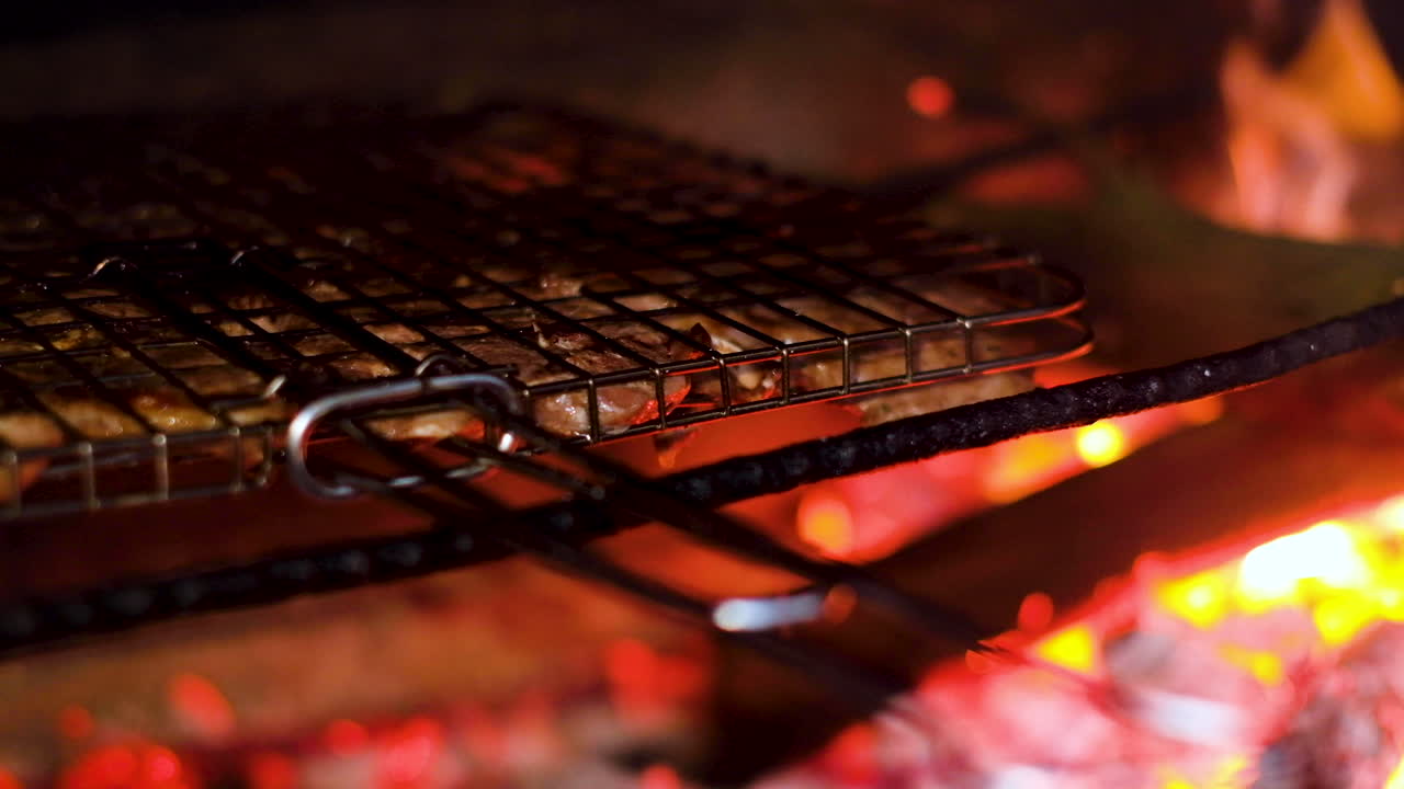 연기가 자욱한 석탄 불에 지글 지글 지글 거리는 양 갈비