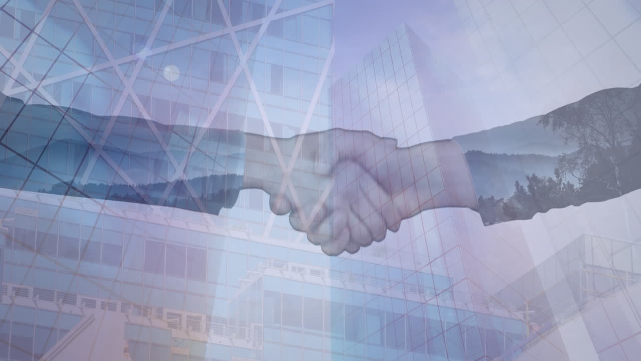 video compuesto de la sección media de un hombre de negocios y una mujer de negocios estrechando las manos contra edificios altos