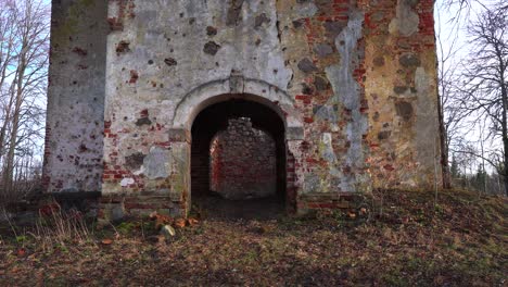 Annäherung-An-Die-Bogenförmige-Öffnung-Der-Verlassenen-Kirchentür,-Reste-Des-Kulturellen-Erbes