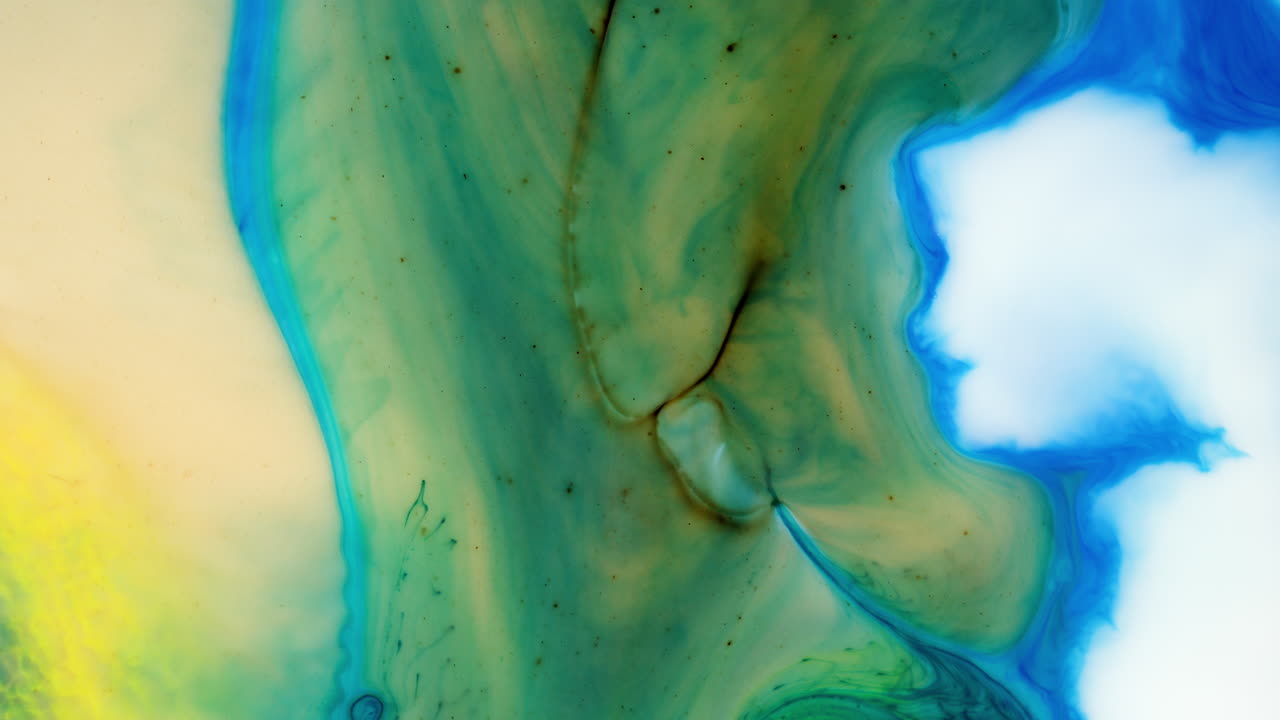 el color azul da color a las líneas blancas y amarillas