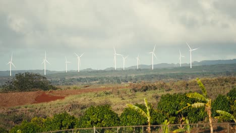 Zeitlupenaufnahme-Weißer-Windmühlen-In-Der-Ferne