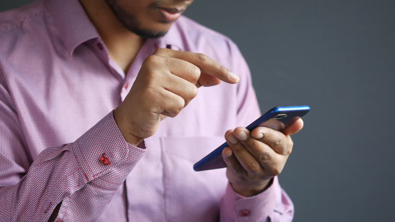 hombre usando un teléfono inteligente