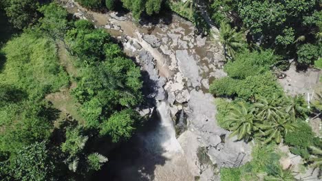 Wasserfall-Im-Grünen-Regenwald