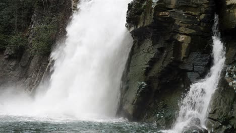 Linville-Falls-Tosendes-Wasser-Trifft-Auf-Den-Pool