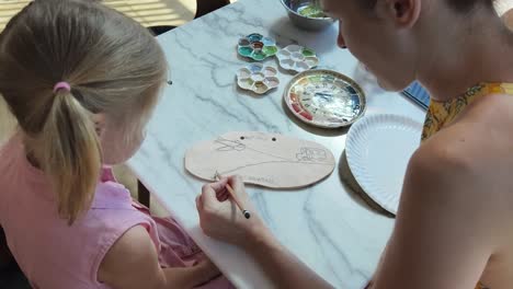 madre e hija dibujando juntos