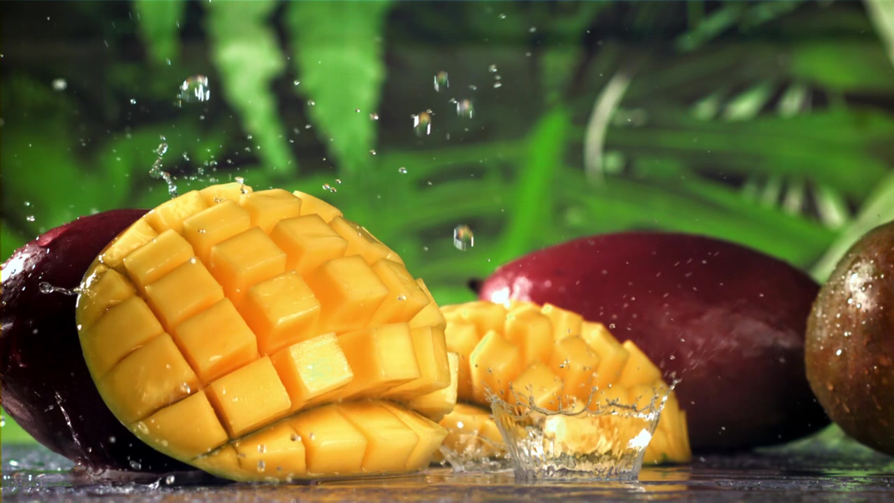 Mango fresco a cubetti con schizzi d'acqua al rallentatore
