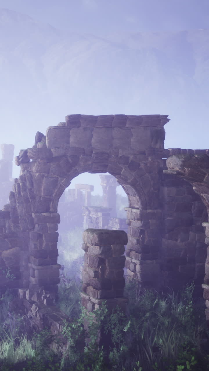 Vecchio arco in pietra in piedi tra le rovine circondato da erba verde.