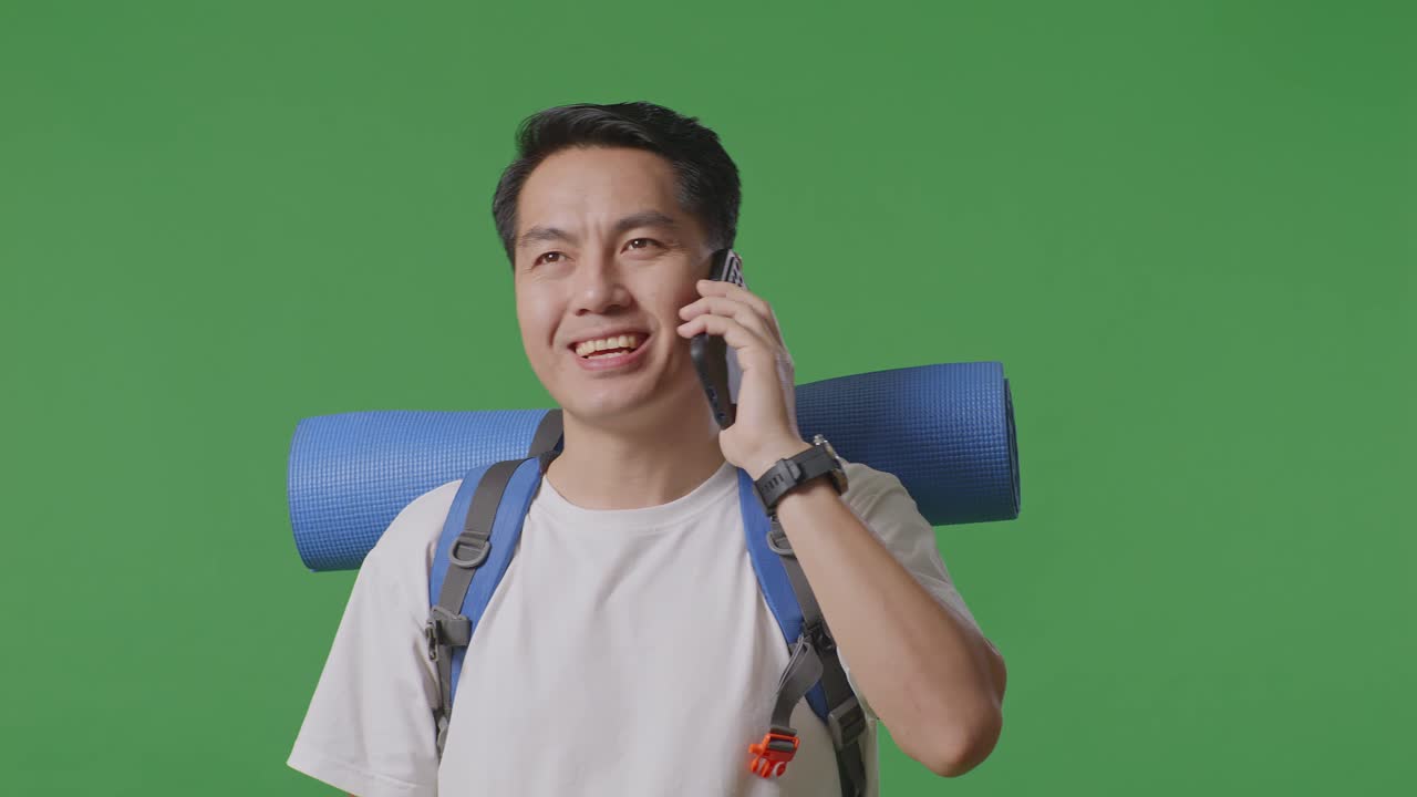 여행 중 전화 통화를 하는 남자