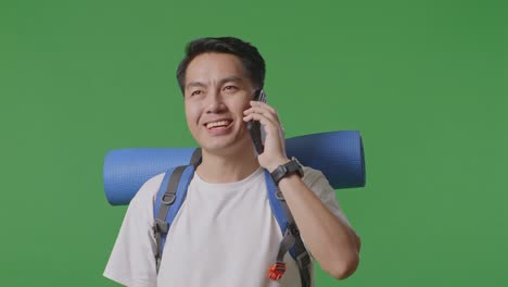 여행 중 전화 통화를 하는 남자