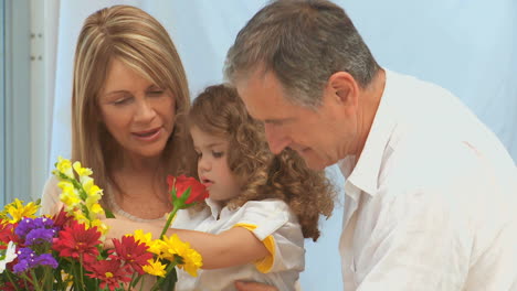 Familia-Creando-Un-Ramo-De-Flores