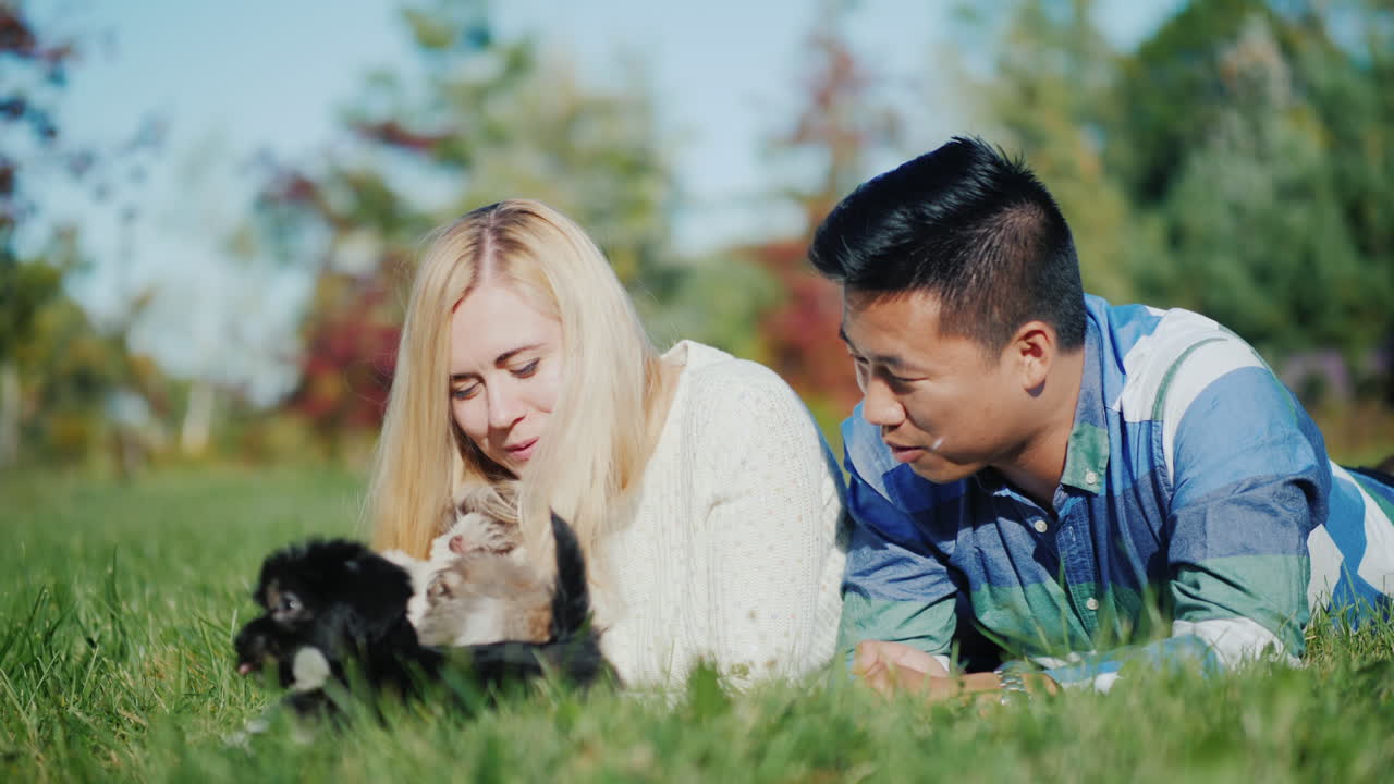 젊은 부부와 강아지