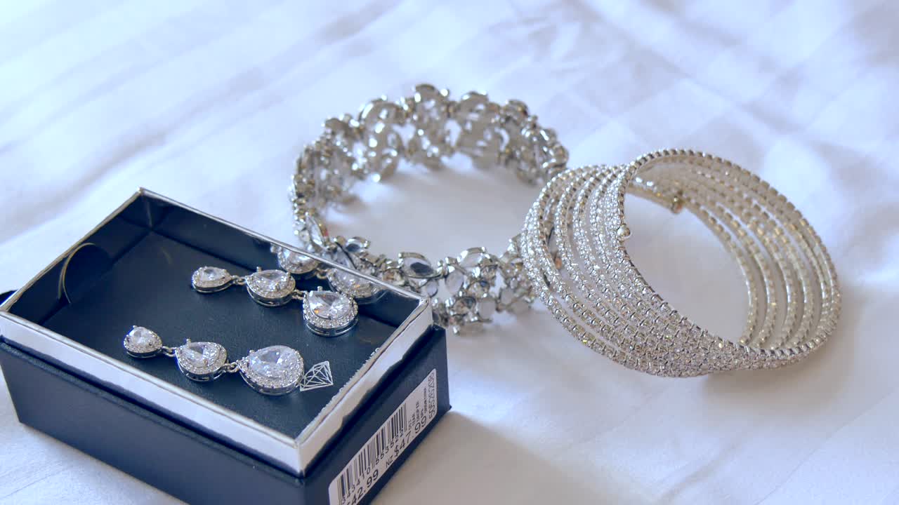 여자 지갑, 핸드백, 목걸이, 귀고리, 웨딩 액세서리의 클로즈업 샷