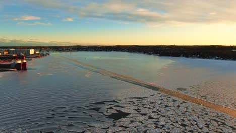 Ein-Wunderschöner-Sonnenuntergang-über-Einem-Zugefrorenen-Lake-Michigan-Im-Januar-Im-Winter-In-Sturgeon-Bay,-Wisconsin