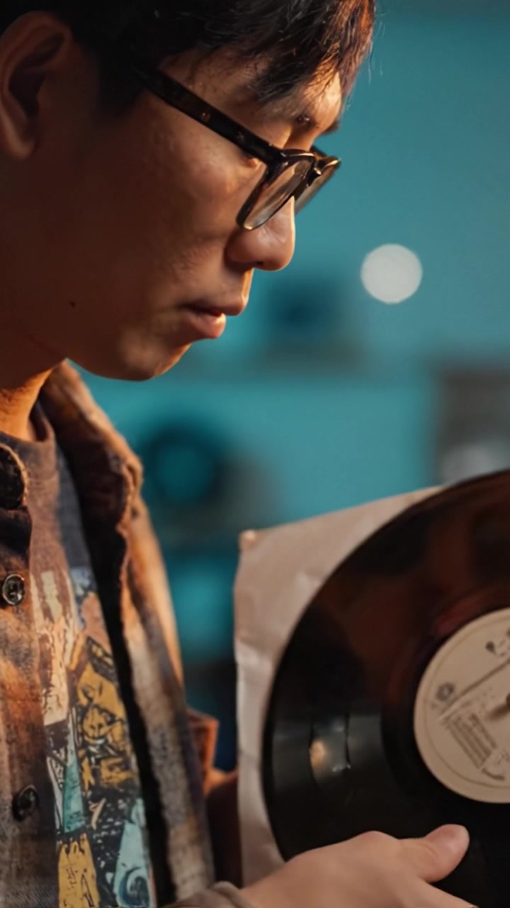 Un appassionato di vinili che interagisce con la sua collezione in un ambiente accogliente, mettendo in risalto l'arte della musica e la nostalgia attraverso la manipolazione dei dischi.