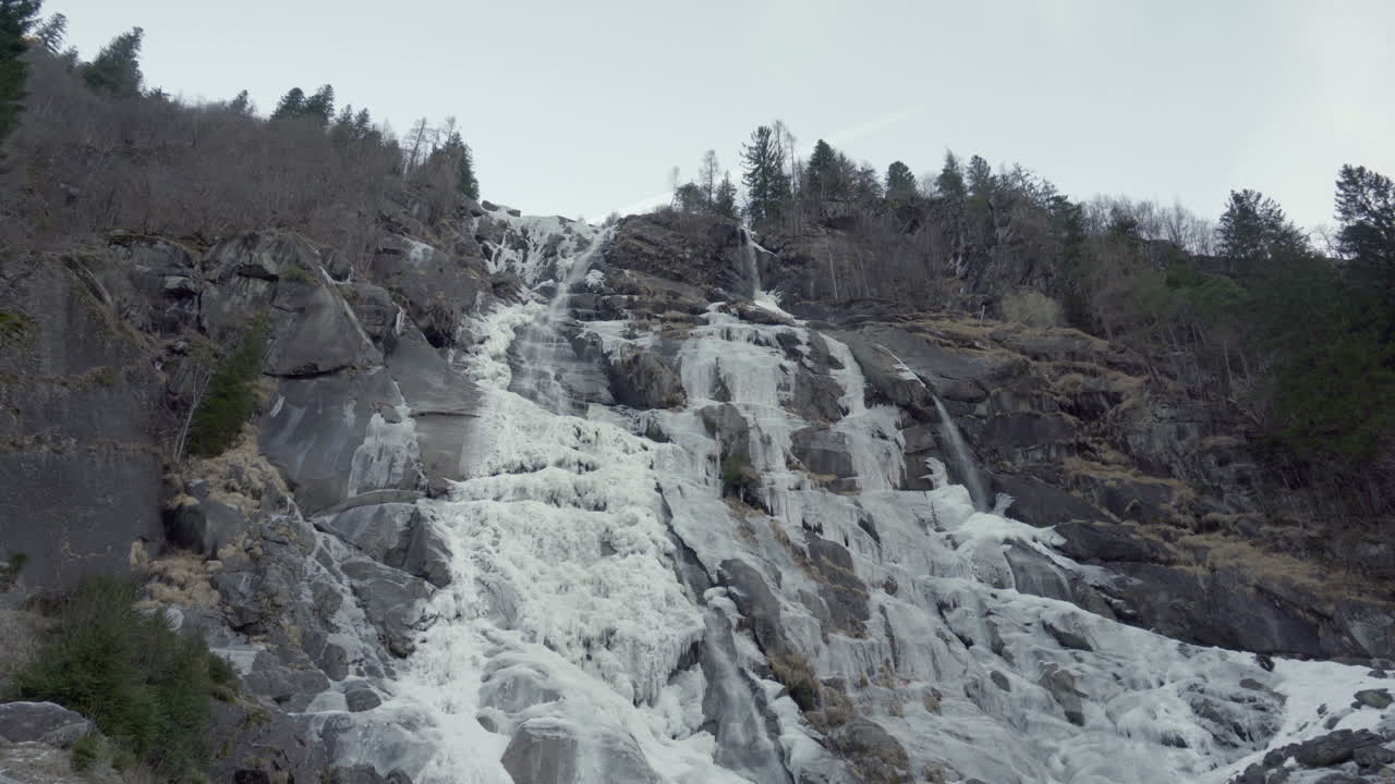 Islagt foss i italienske fjell med kort tilt opp-ned – 4k Sony a6300 25p S-Log2.