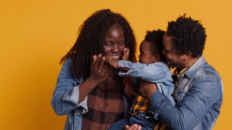 Familia-Afroamericana-Feliz-Jugando-Juntos-Frente-A-La-Cámara