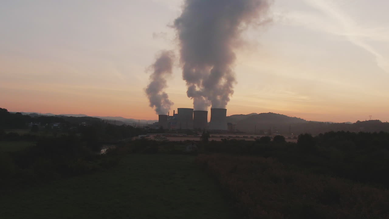 centrale nucleare al tramonto
