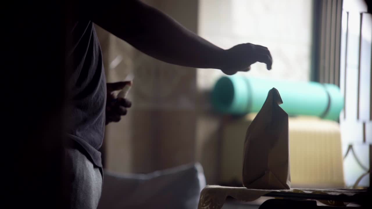 rociar desinfectante pequeño spray en pakage alimentos cámara lenta