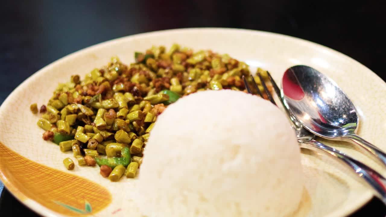 plato delicioso servido con arroz y utensilios