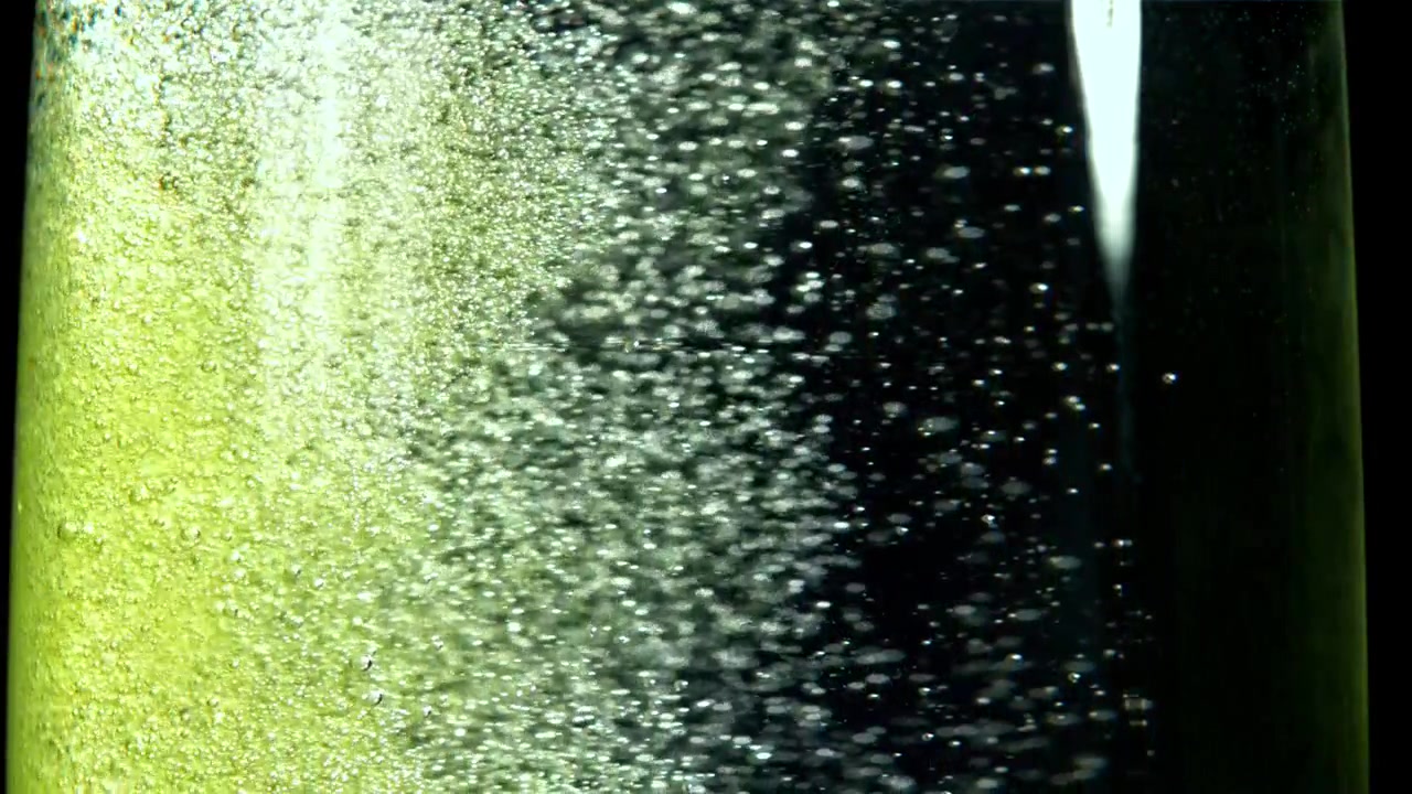 泡が立ち上るきらめく緑色の液体のマクロ撮影