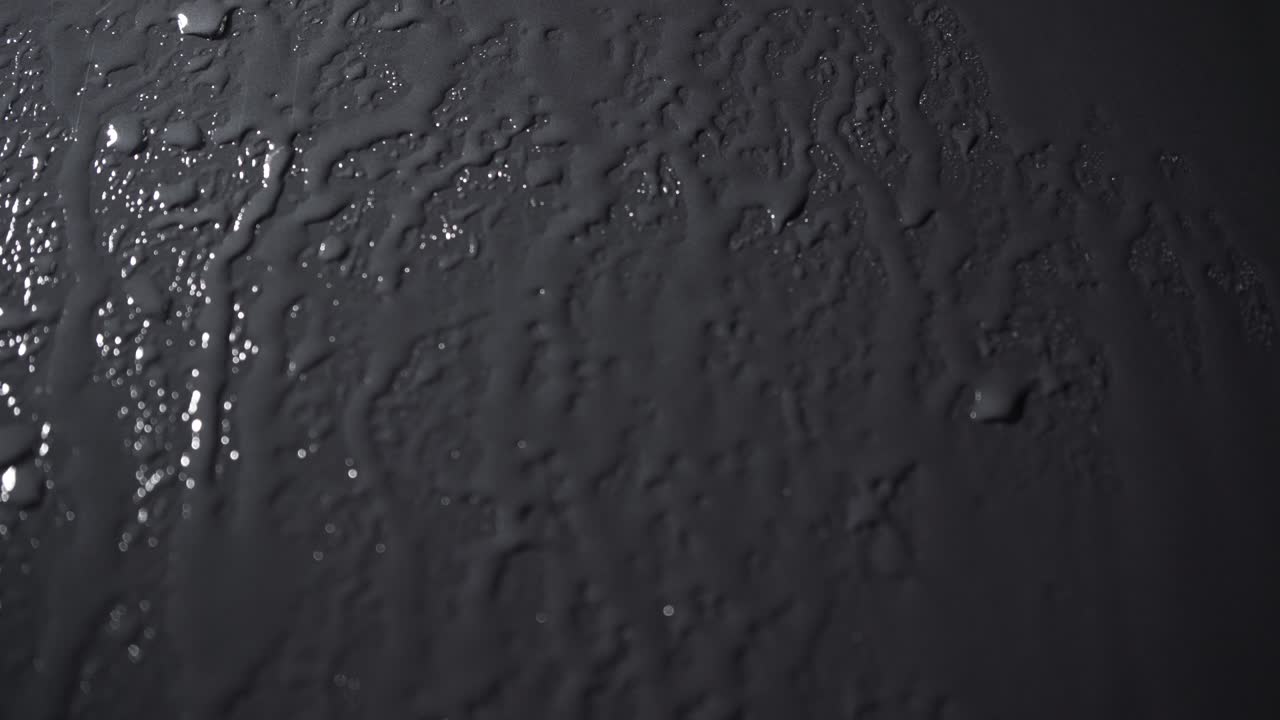 video de gotas de spray en fondo negro