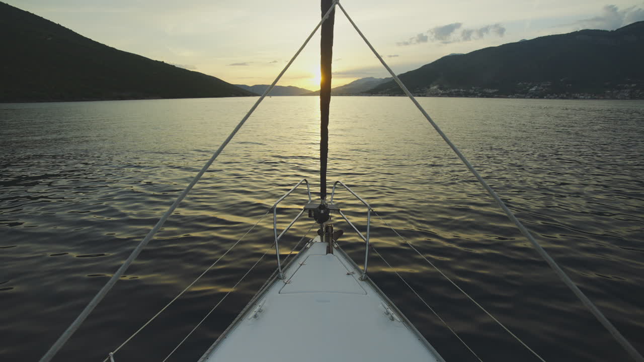 요트 앞쪽 에서 해가 지는 모습